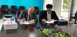 Touro Law Associate Dean Rodger Citron and South China Normal University Dean Zhang Yongzhong signing a Memorandum of Understanding for the two schools to jointly pursue scholarly activities.